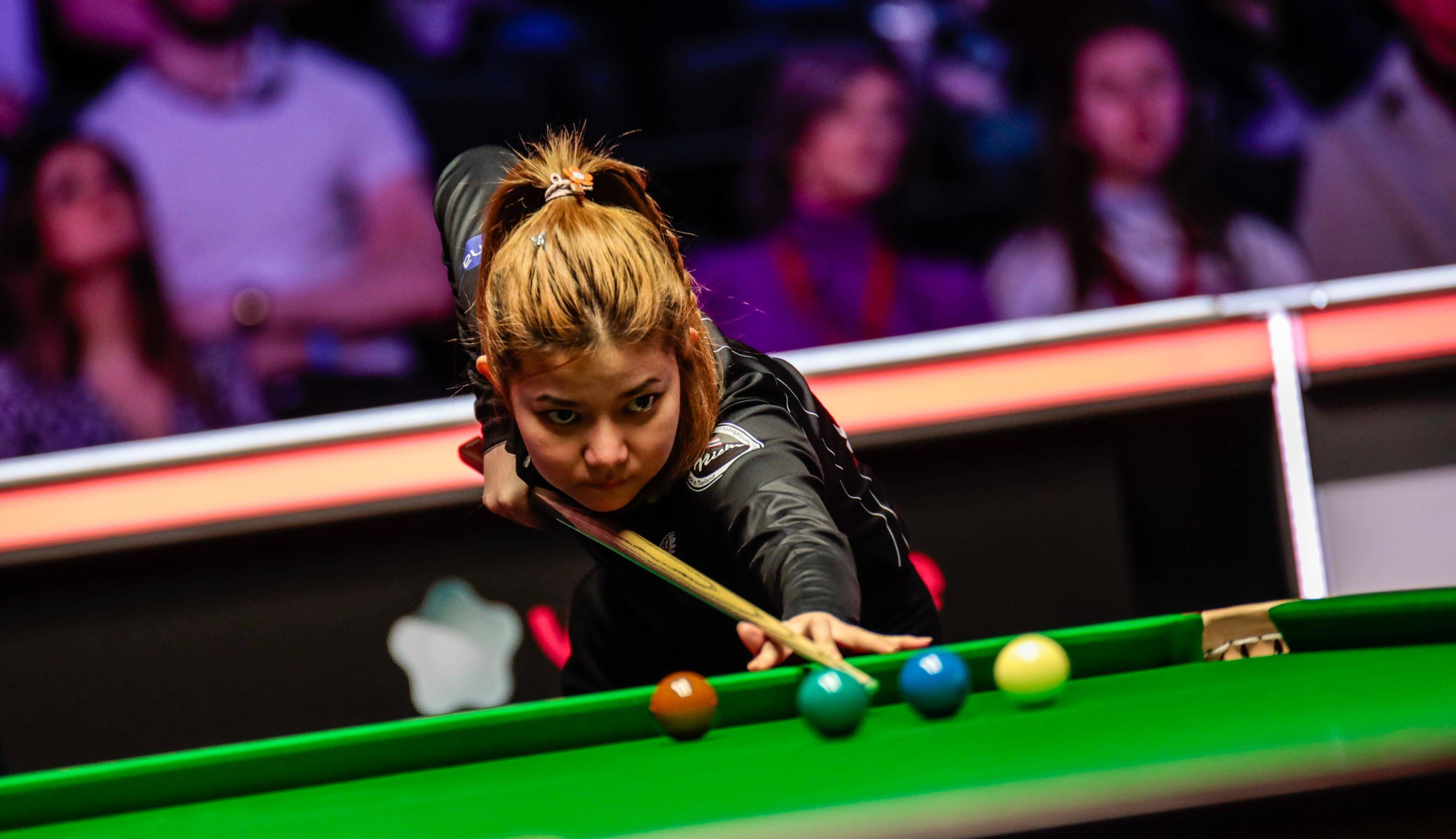 在球场上发 在球场上发