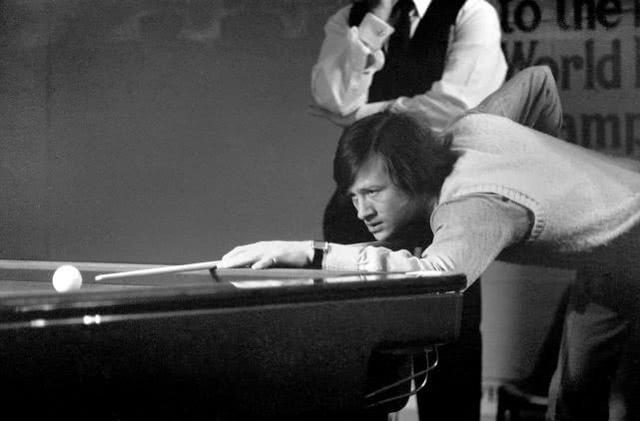 记者:只有一种方法能解决克罗斯留下的空缺,那就是签回克罗斯