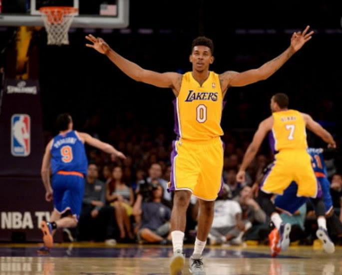 与欢呼中见 与欢呼中见